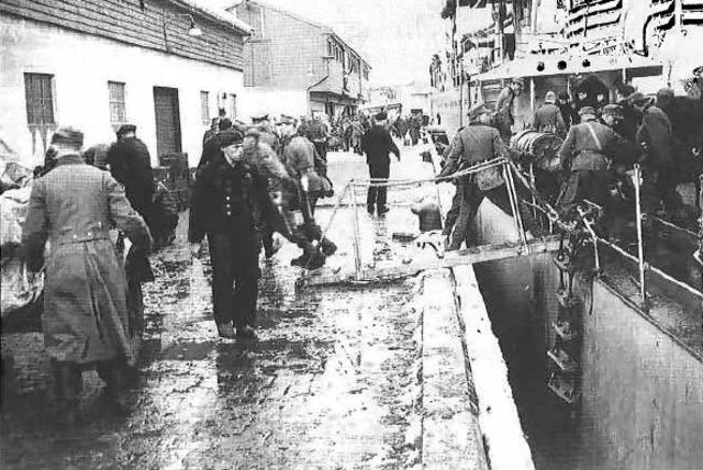 Tropas alemanas descargando pertrechos de un destructor en el puerto de Narvik