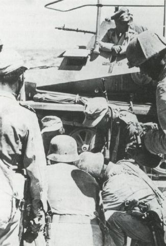 Rommel en su semioruga SdKfz 250 3 Greif cerca de Tobruk. Junio de 1942