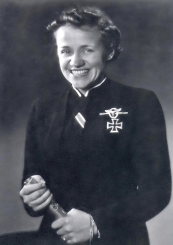 Hanna Reisch con el Distintivo para mujeres
