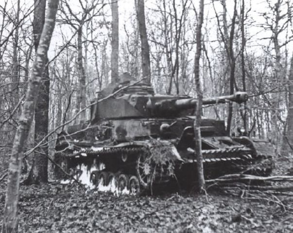 Panzer IV de la 106ª Brigada Panzer, puesto fuera de combate por un bazooka en una escaramuza con unidades francesas en las afueras de Belfort
