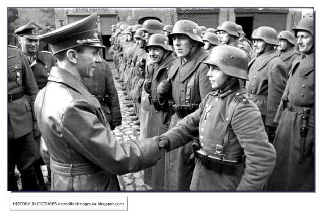 Goebbels felicita al joven recluta Willi Hübner después de hacerle entrega de la Cruz de Hierro. Berlín, 1945