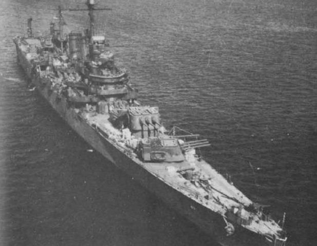 El crucero ligero Boise apuntando sus cañones hacia las posiciones alemanas que rodean las playas de Salerno