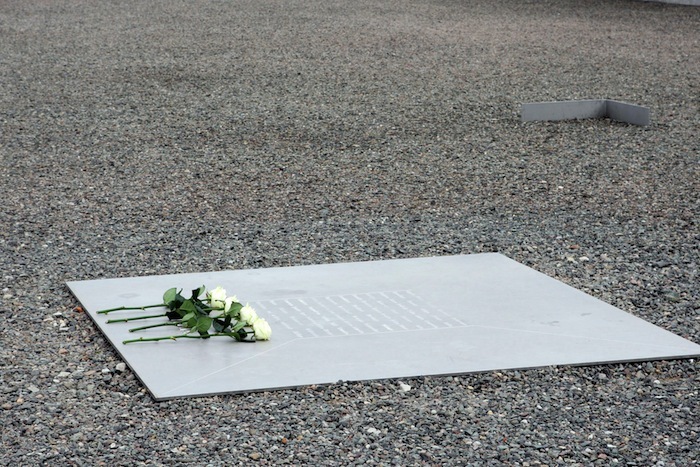 Rosas blancas en una placa conmemorativa de lo que fue el capo. Foto 2009