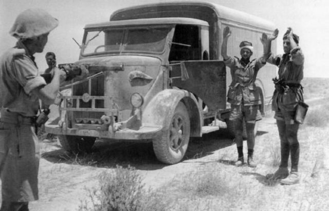 Una patrulla británica intercepta un camión enemigo capturando a sus ocupantes