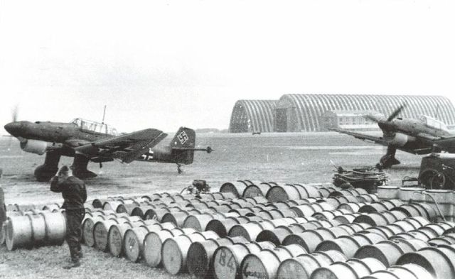 Escuadrilla de Stuka preparándose para repostar en un aeródromo francés capturado. Mayo 1940