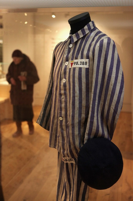 El uniforme de un prisionero del campo de concentración de Buchenwald, en una muestra en Londres sobre el Holocausto