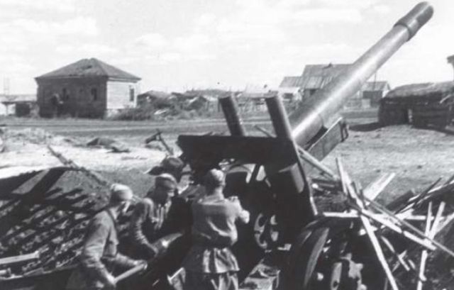 Obús soviético  M1937 de 152 mm preparándose para disparar