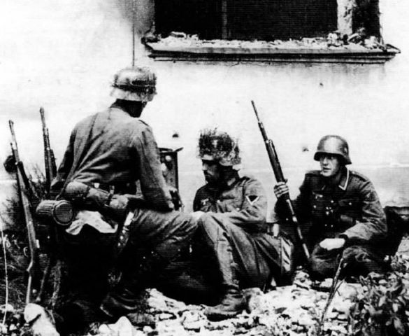 Escuadra de radio fotografiada durante los combates en los suburbios de Varsovia
