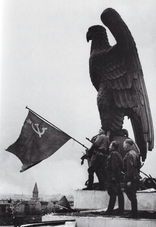 En el aeropuerto de Tempelhoff sacó una imagen de los soldados en la azotea ondeando la bandera cerca de la escultura del águila