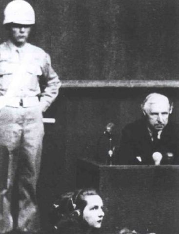 Agosto 1946. Erich von Manstein declarando en Nuremberg en favor del OKW
