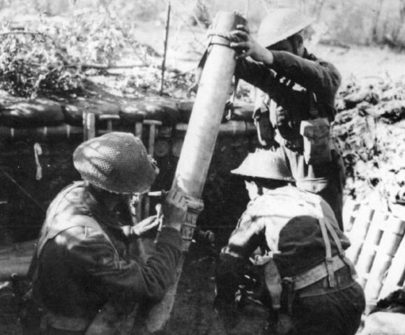 La dotación de un mortero británico de 4,2 pulgadas preparando su arma para el combate. 15 de marzo de 1944