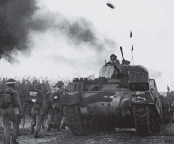 M4A3 Sherman e infantería de los Scots Greys avanzando hacia el puente Fosso