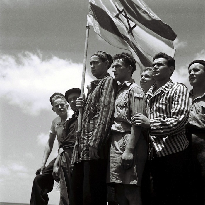 Supervivientes del campo de Buchenwald, algunos todavía con los uniformes de prisioneros, posan con orgullo en la cubierta del barco Mataroa, llegando al puerto de Haifa, durante el mandato británico de Palestina. Luego pasaría a ser parte del Estado de Israel. Foto del 15 de julio de 1945