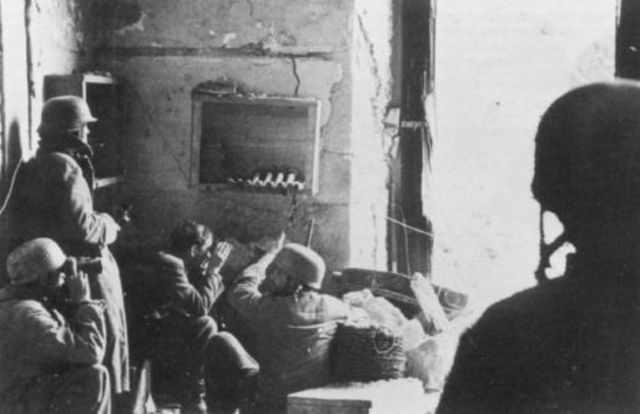 Paracaidistas alemanes en una posición defensiva en Cassino. Marzo 1944