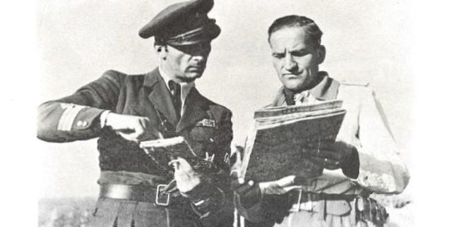 A la derecha de la imagen, Hans Ulrich Rudel, el poseedor de la más alta condecoración alemana. Junto a él un oficial de la Fuerza Aérea Rumana