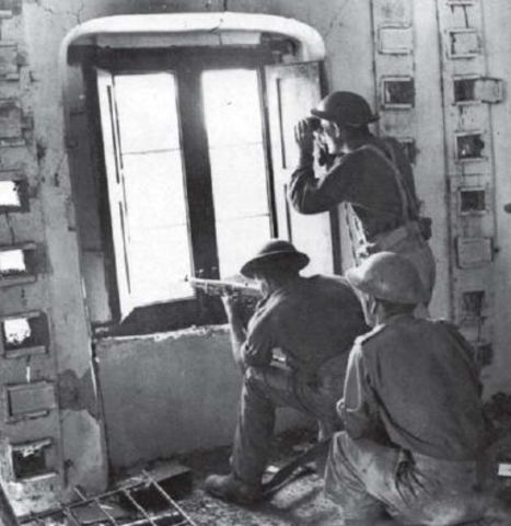 Soldados del Royal Fusiliers en un puesto de observación en las ruinas de Battipaglia