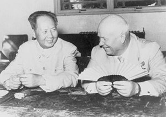 Nikita Jrushchov con Mao Zedong en 1958