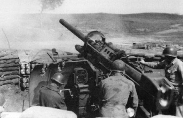 La artillería antiaérea fue frecuentemente utilizada como artillería de campaña. En la imagen un antiaéreo de 90 mm en acción. 9 de marzo de 1944