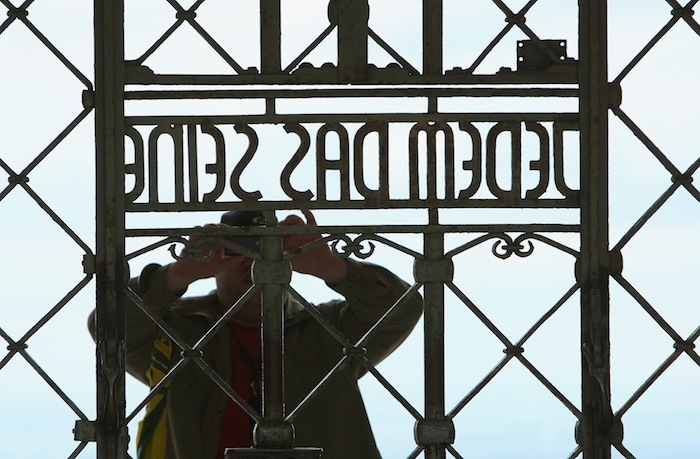 Jedem Das Seine, a cada uno lo suyo, es el lema nazi que estaba en la puerta principal del campo. Foto de 2009