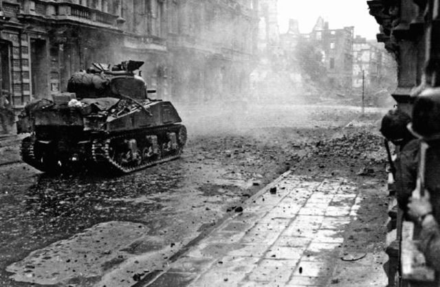 Soldados de la 26ª División de Infantería y tanques luchando en las calles de Aquisgrán. 15 octubre 1944