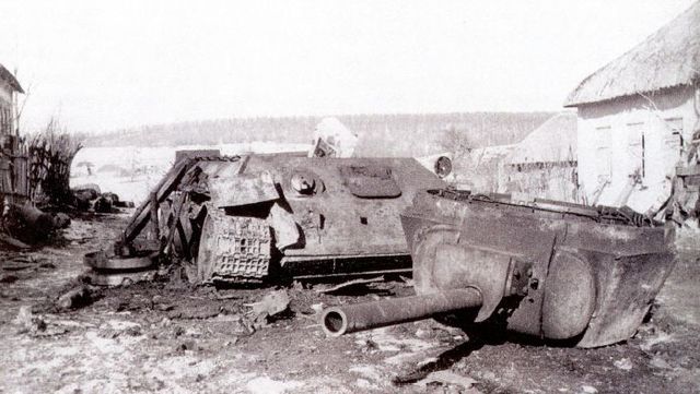 T-34 soviético puesto fuera de combate por un Tiger I durante la batalla de Kursk