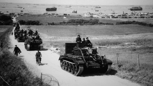 Un tanque Cromwell lidera una columna del ejército británico