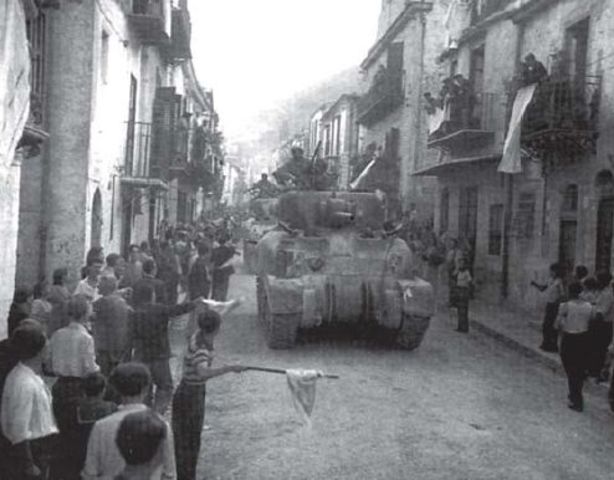Sherman de la 2ª División Blindada de EE.UU. entrando en Palermo. 22 de julio de 1943