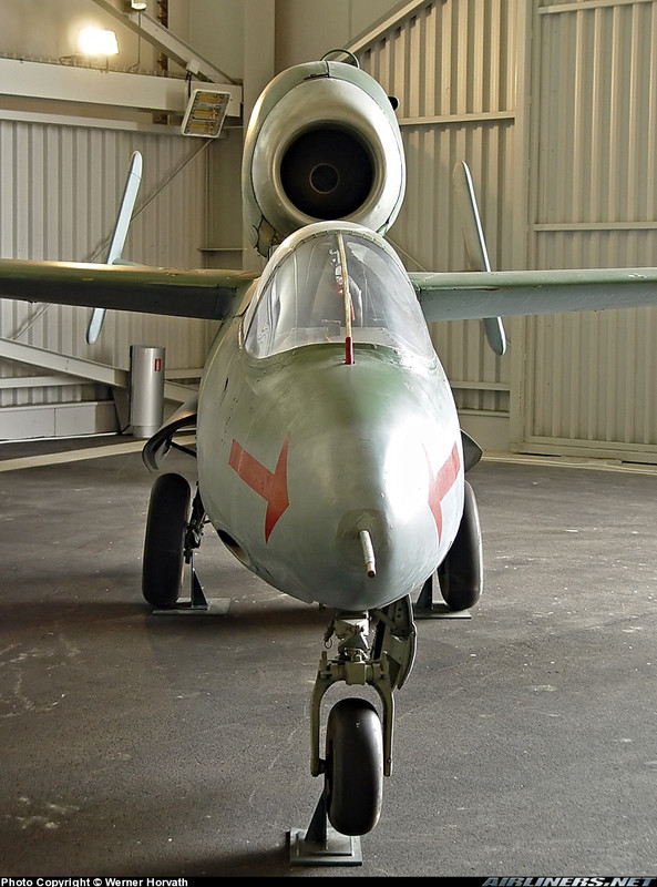 Heinkel He 162 A-2 Nº de Serie 120015 está en exhibición en el Musée de lAir et de lEspace de Le Bourget de París, Francia