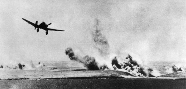 La Luftwaffe se adueñó de los cielos durante la contraofensiva alemana. En la imagen, un Stuka bombardeando posiciones soviéticas