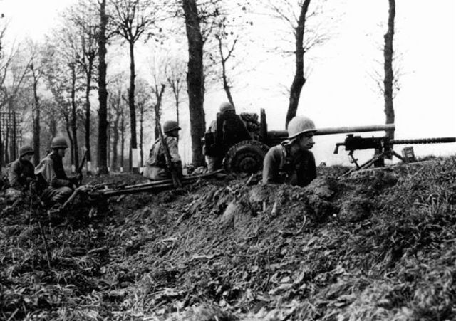 Posición defensiva en el Hürtgenwald 17 noviembre 1944 Se puede observar un cañón antitanque M1 de 57 mm el cual era poco eficaz contra los tanques Panther alemanes