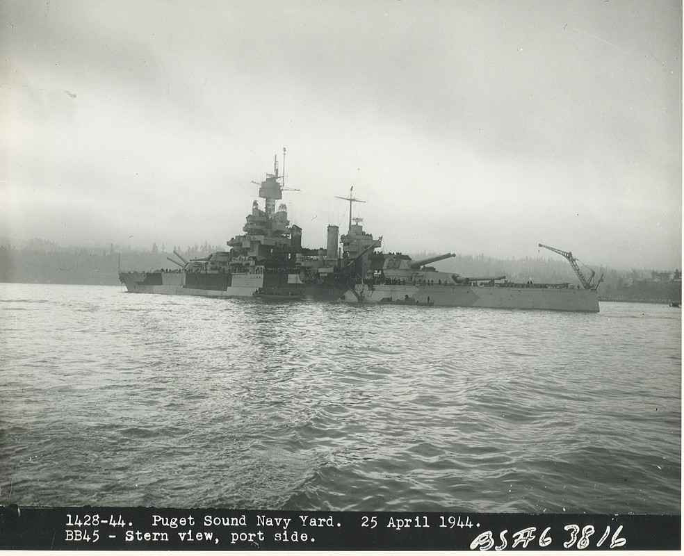 Vista de la banda de babor del USS Colorado BB-45 en Puget Sound el 25 de abril de 1944