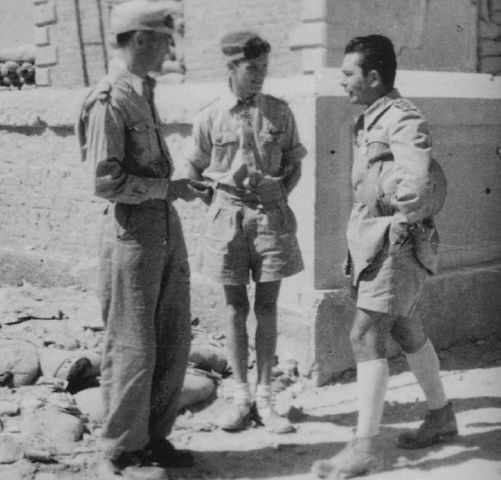 Neumann, izquierda, Marseille, centro, conversando junto a un piloto italiano