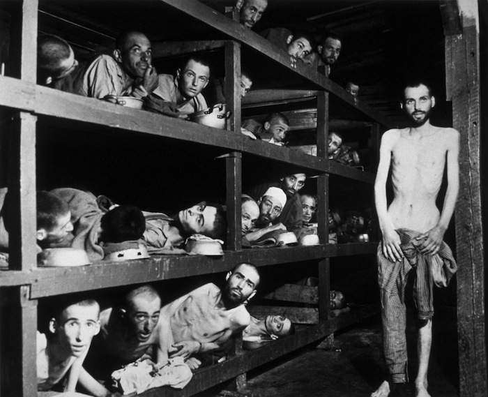 Prisioneros del campo de concentración de Buchenwald, en sus literas