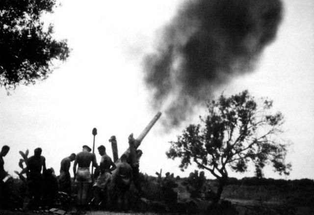 Cañón de 4,5 pulgadas abriendo fuego sobre las posiciones enemigas en Túnez. Primavera de 1943
