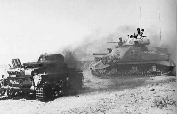 Tanque Grant británico junto a un Panzer II alemán puesto fuera de combate en Gazala. Junio de 1942