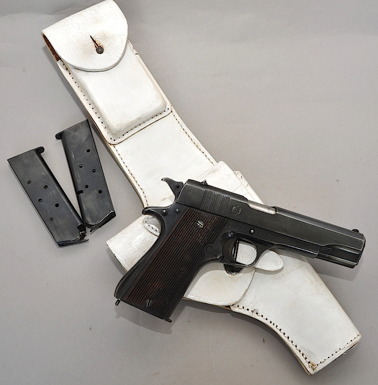 Correa Con Un Arma En Una Pistolera Moldeada, Clo Del Diente Del Cuero  Blanco Dos Imagen de archivo - Imagen de equipo, pistola: 98385195