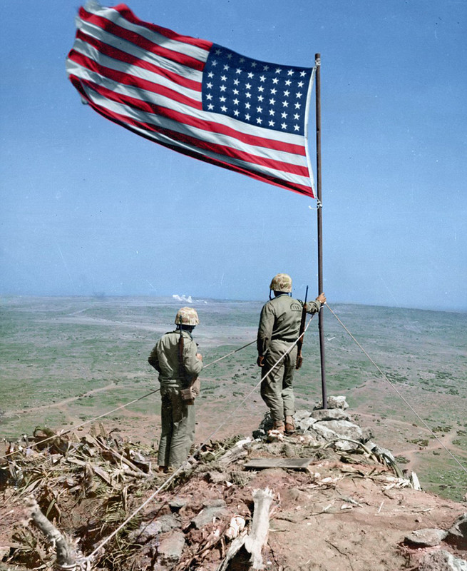 En el Monte Suribachi, Iwo Jima, ondea la bandera de los Estados Unidos