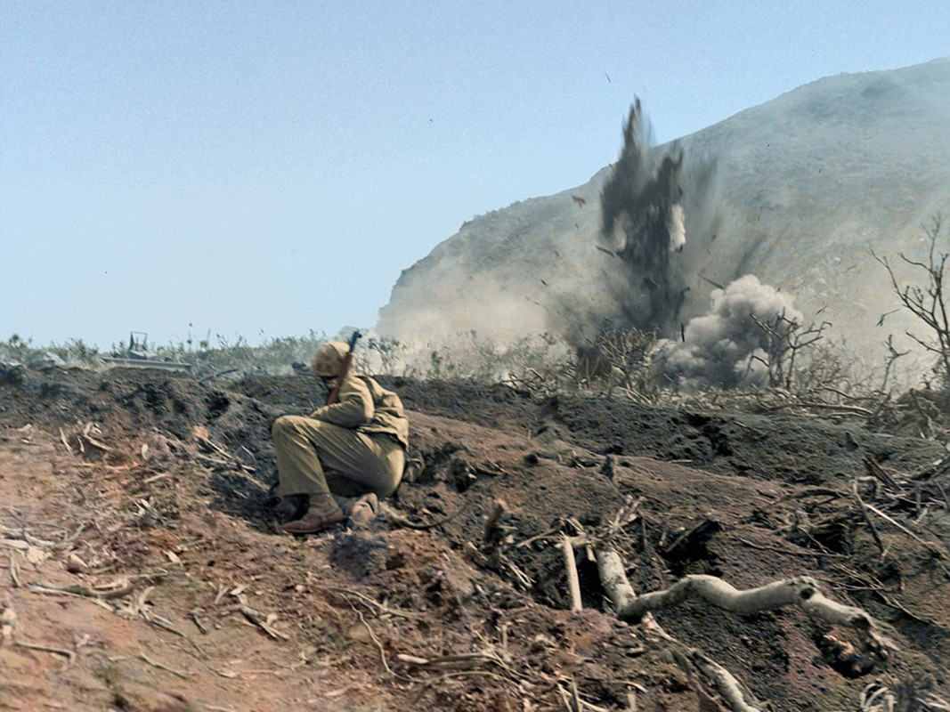 Un marine observa cómo un mortero estalla en las posiciones japonesas en Iwo Jima, en marzo de 1945