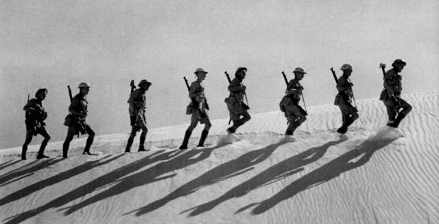 Patrulla de infantería sudafricana reconociendo el perímetro de Tobruk. Primavera de 1942